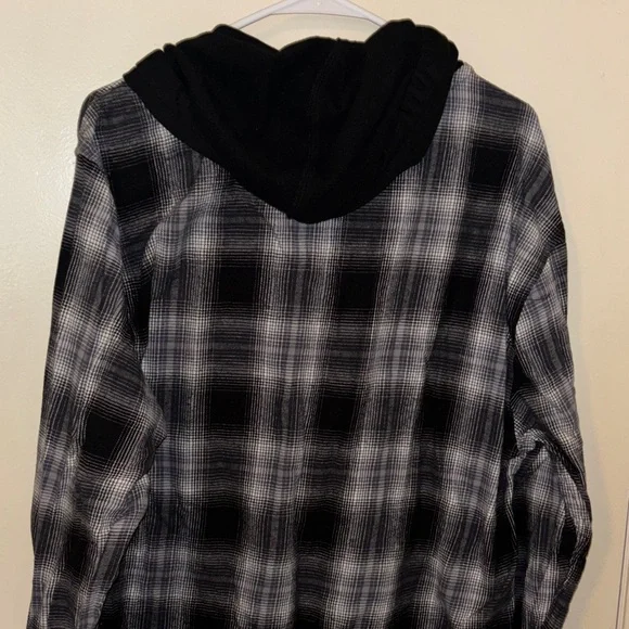Men's Black and Gray Plaid Hooded Button Down Shirt. Size L - Picture 4 of 10